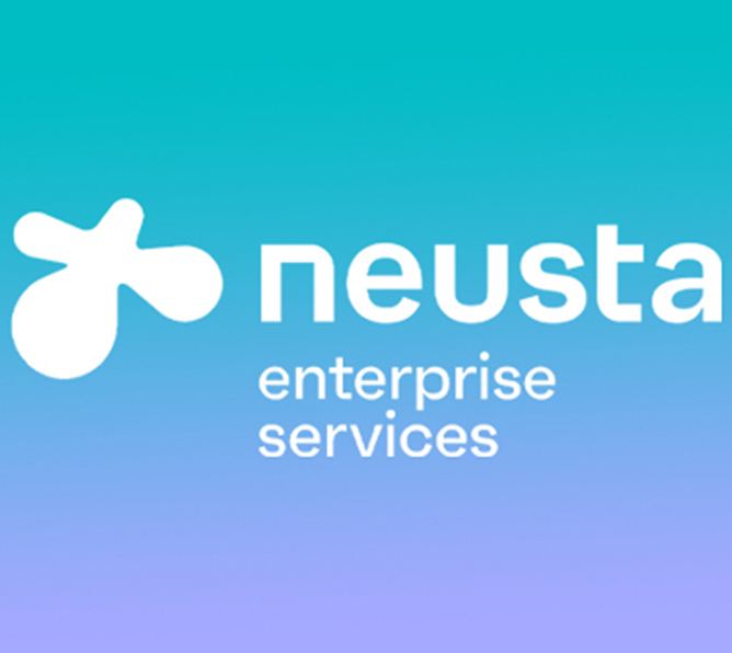 Das Bild zeigt das neusta enterprise services Logo in weiß auf einem Hintergrund mit einem Farbverlauf von Türkis zu Blau zu Grün.